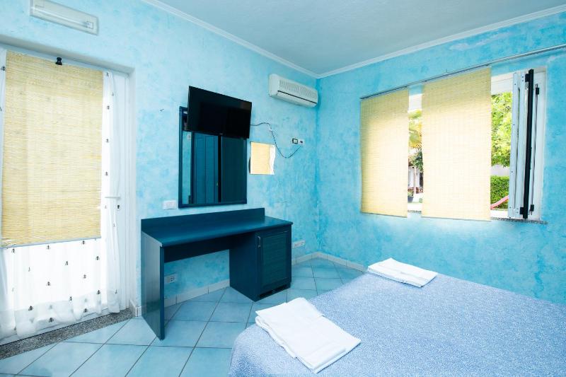 Standard Double Room image 4