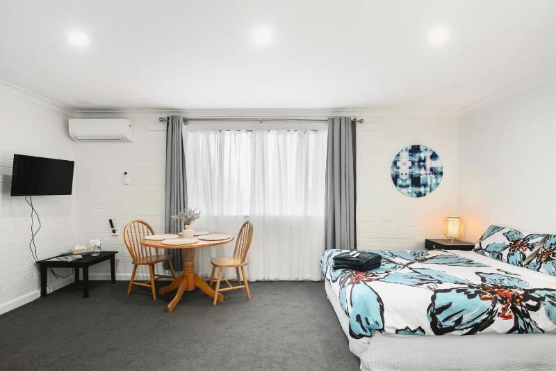 Malibu Apartments - Perth - image 6