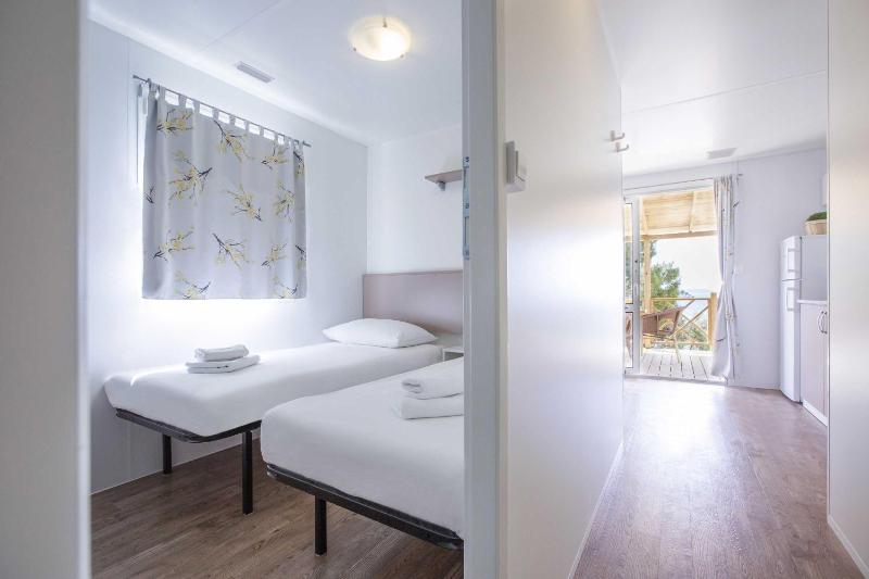 Standard Two-Bedroom Mobile Home with Terrace and Sea View image 3