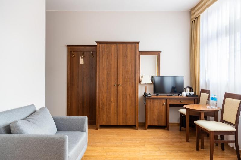 Twin Room image 4