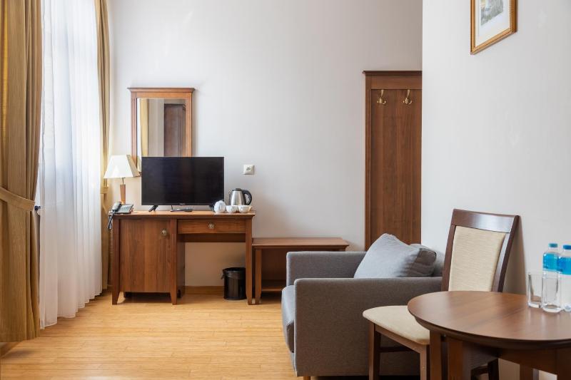 Double Room image 3