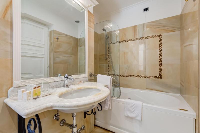Junior Suite (2 Adults) image 4