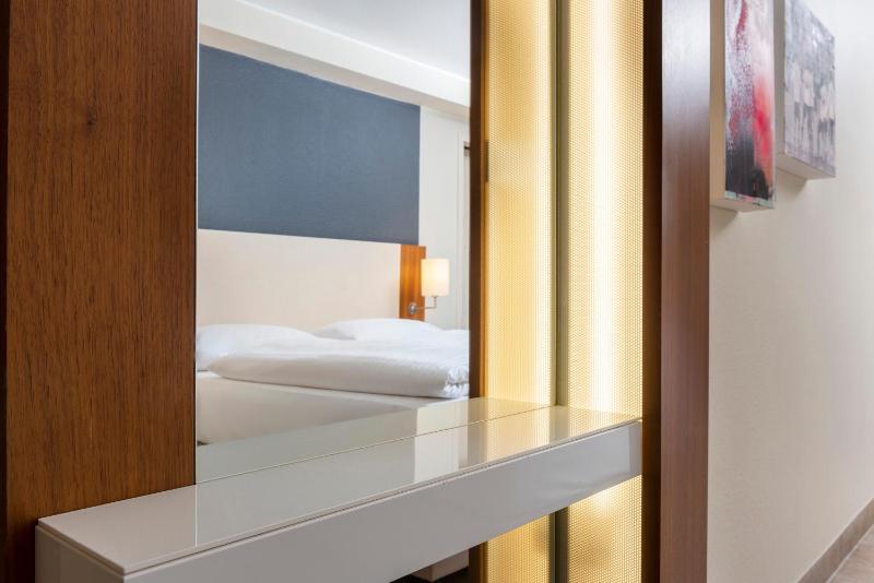 Business Room With Doublebed image 4