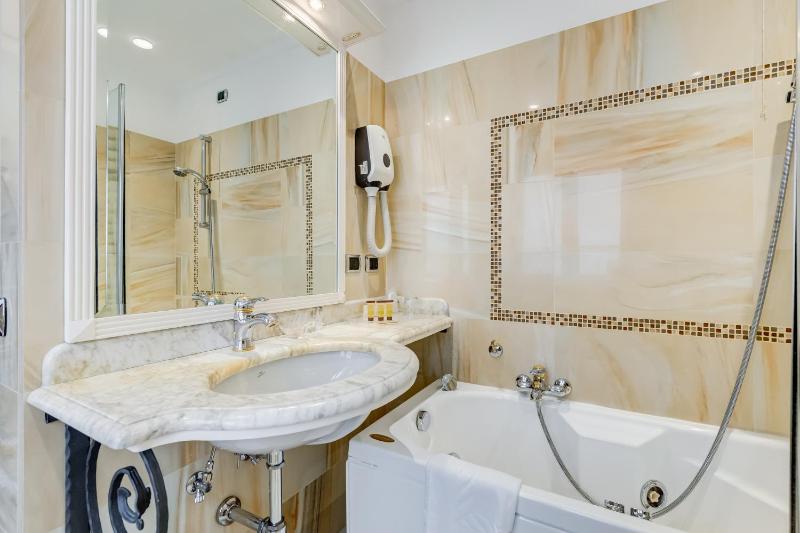 Superior Triple Room image 4
