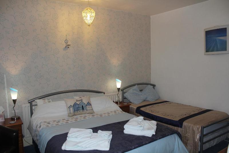 Twin Room with Shower (Room 3 or Room 4 on 1st Floor or Room 6 on 2nd Floor) image 2