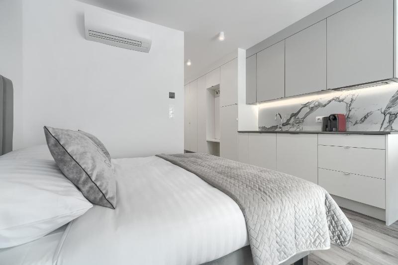 Sea & Lake - City Apartments - image 38