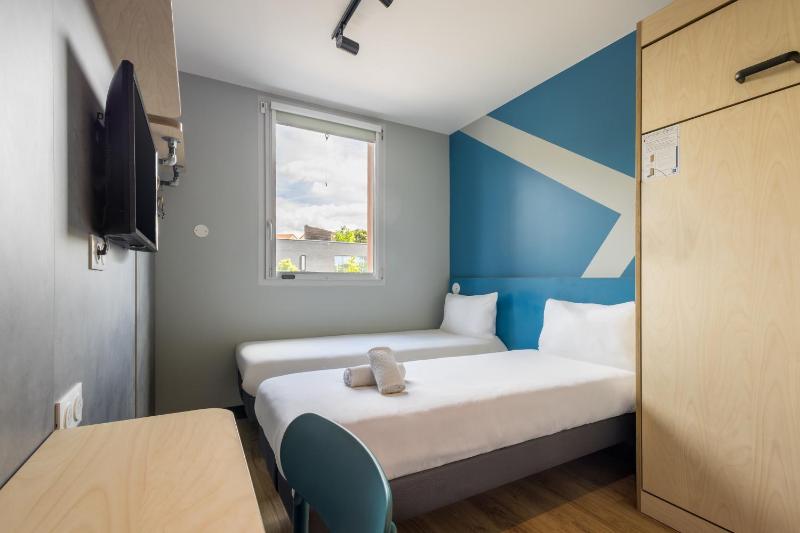 Triple Room with Two Single Beds and One Bunk Bed image 2