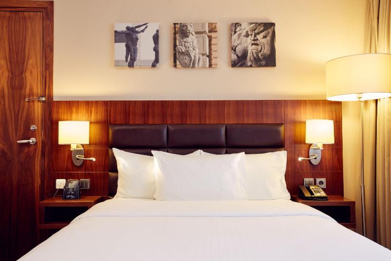 Queen Room image 4