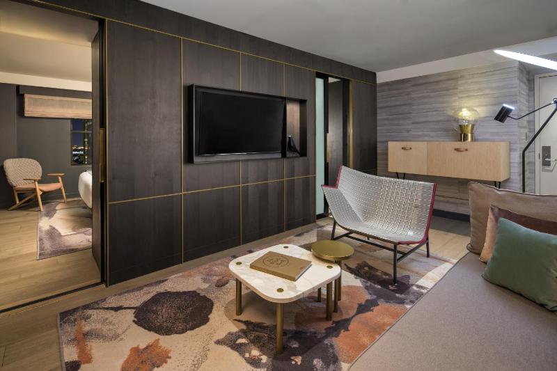 One-Bedroom Deluxe King Suite image 1
