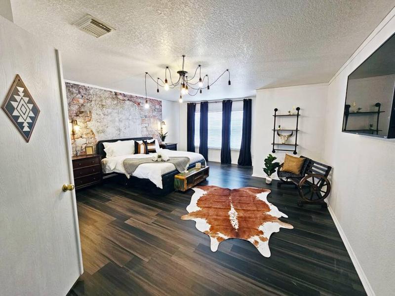 4 BDR home near Lackland AFB/SeaWorld/Pool Table - image 12