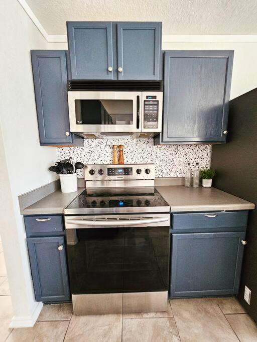 4 BDR home near Lackland AFB/SeaWorld/Pool Table - image 9