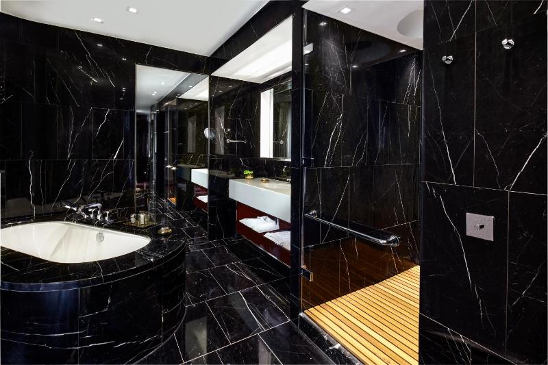 Deluxe Suite image 3