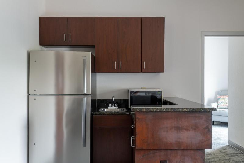 One-Bedroom King Suite with Mobility/Hearing Access and Roll-In Shower, No Smoking image 4