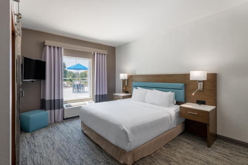 King Room with Mobility/Hearing Access and Roll-In Shower, Non-Smoking image 4