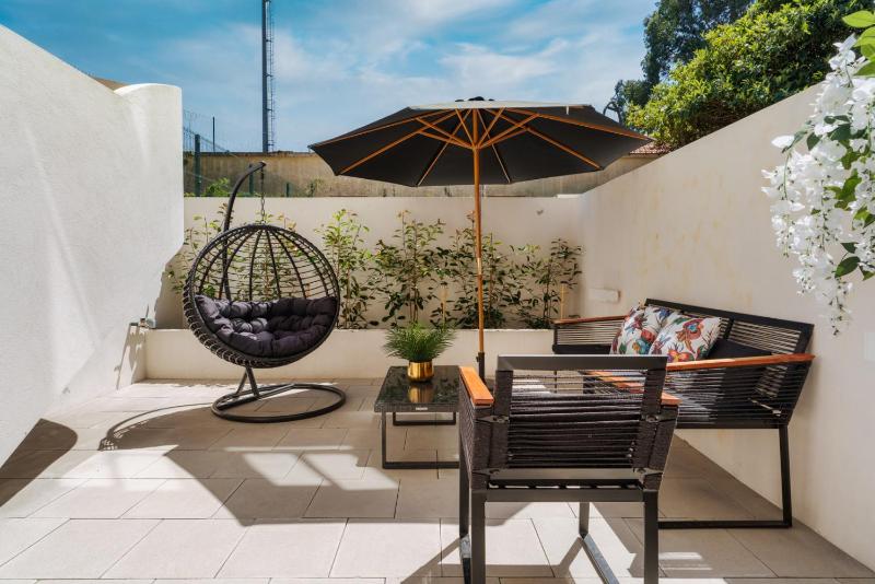 Romantic Luxury House w Captivating Outdoor Patio - image 40