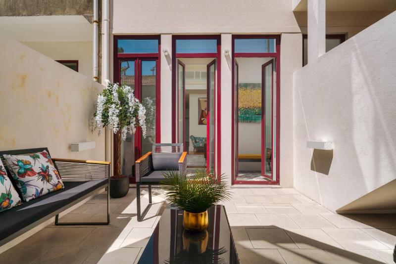 Romantic Luxury House w Captivating Outdoor Patio - image 27