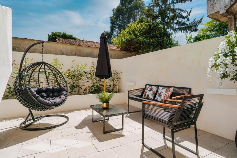 Romantic Luxury House w Captivating Outdoor Patio - image 20