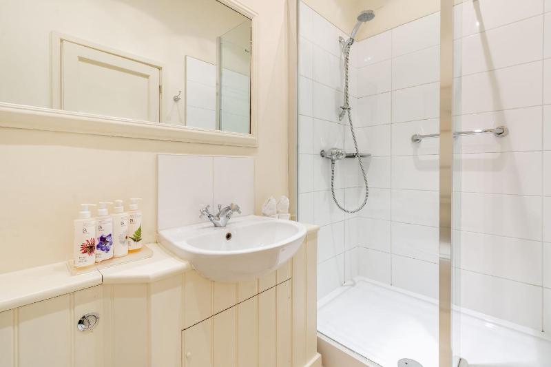 Double Room with Private Bathroom image 1