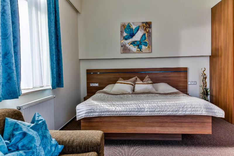 Deluxe Double Room image 2