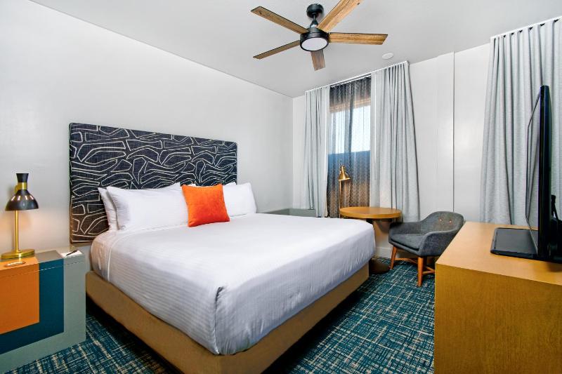 Deluxe King Room image 2