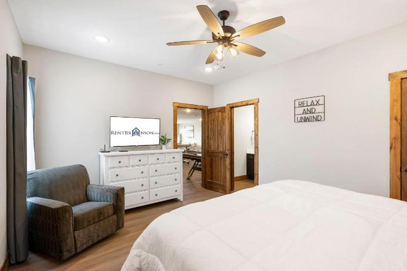 Lake View Getaway Near SDC with Hot Tub Games Large Deck & Free Daily Activities - image 26