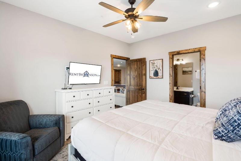 Lake View Getaway Near SDC with Hot Tub Games Large Deck & Free Daily Activities - image 44