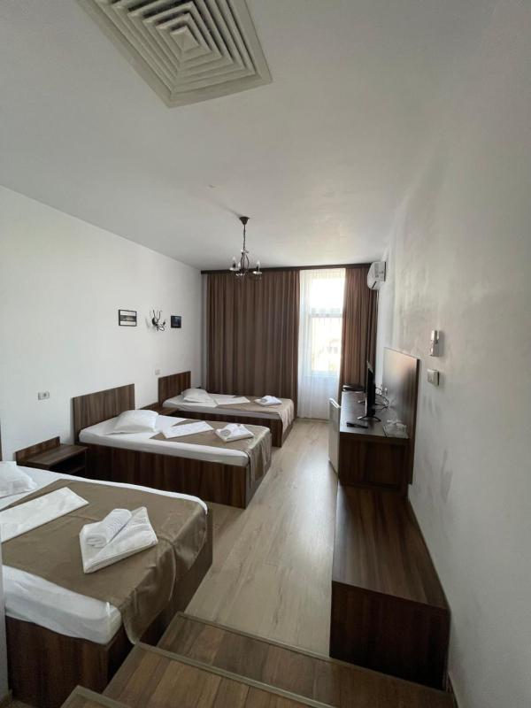 Deluxe Triple Room image 4
