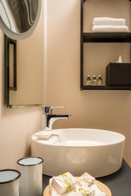 Classic Double Room with Balcony image 3