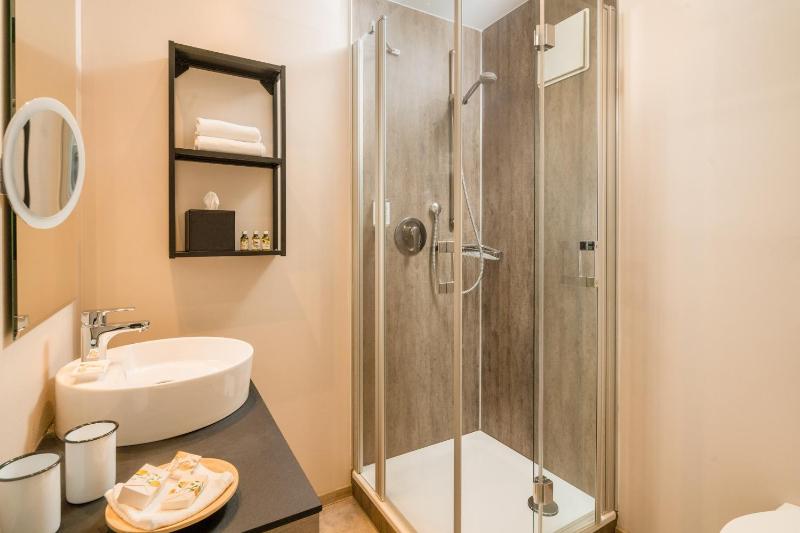 Classic Double Room with Balcony image 2