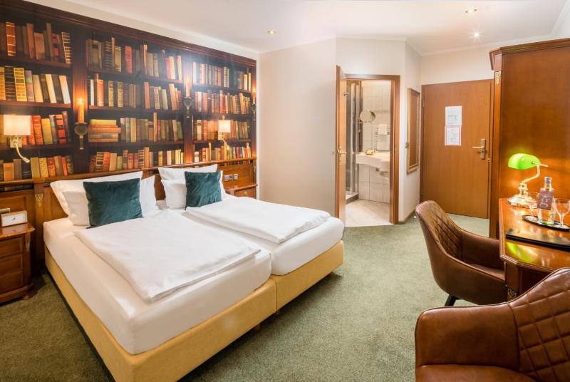 Classic Double Room with City View image 3