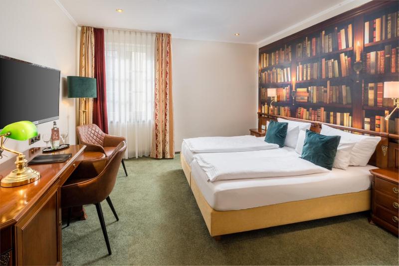 Classic Double Room with City View image 4
