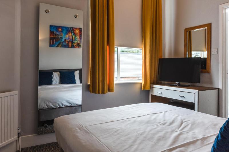 Double Room image 3