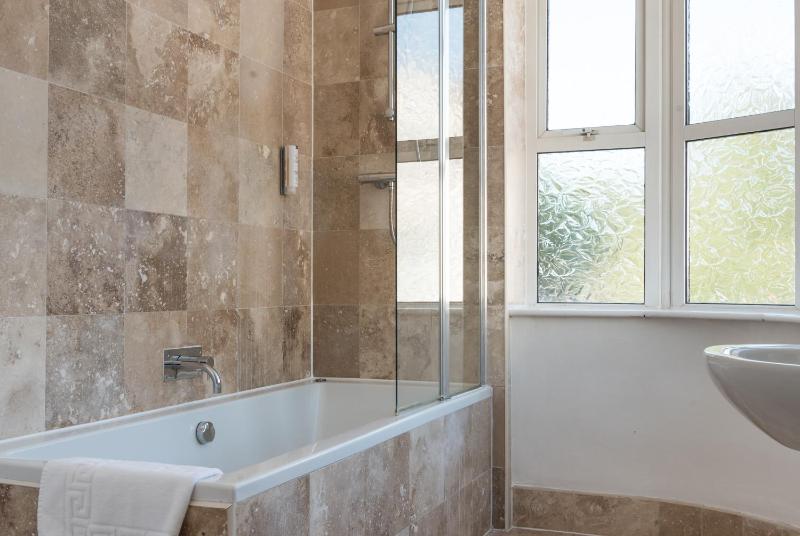 Twin Room with Bathroom image 2