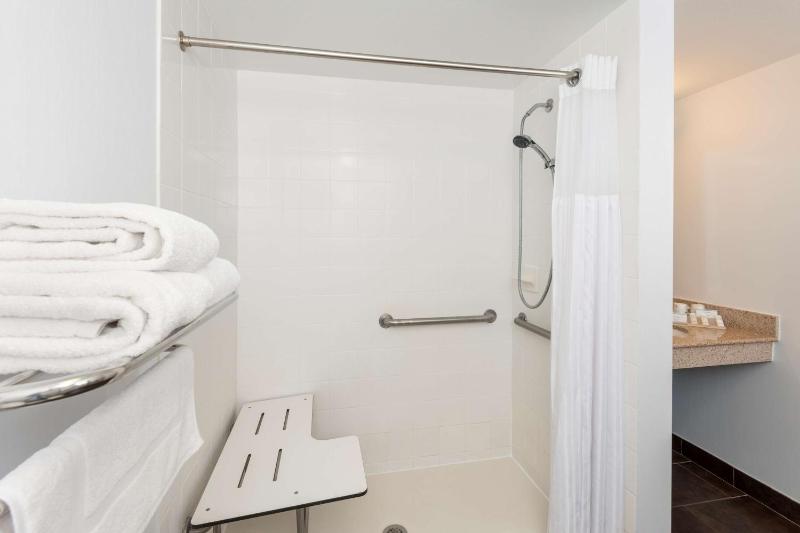 King Room with Roll-In Shower - Mobility Access image 2