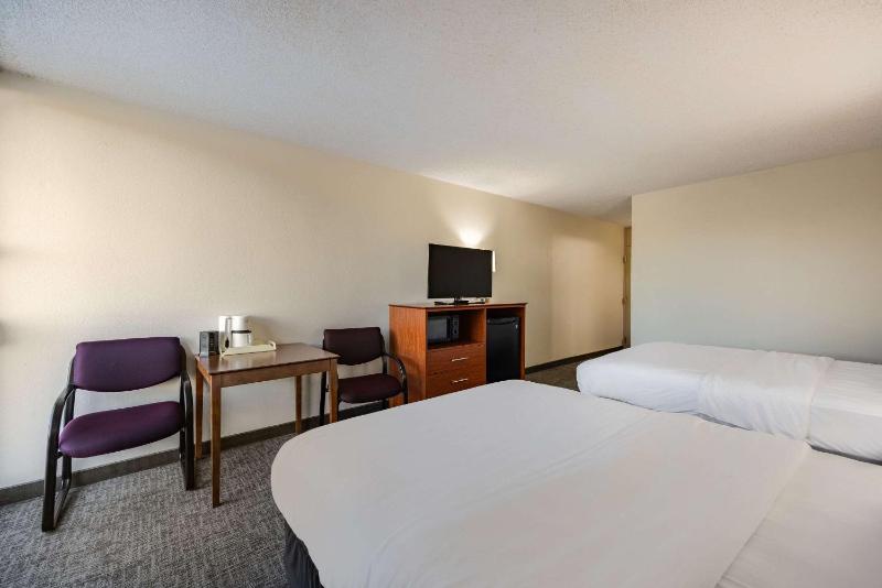 Queen Room with Two Queen Beds - Non Smoking image 4