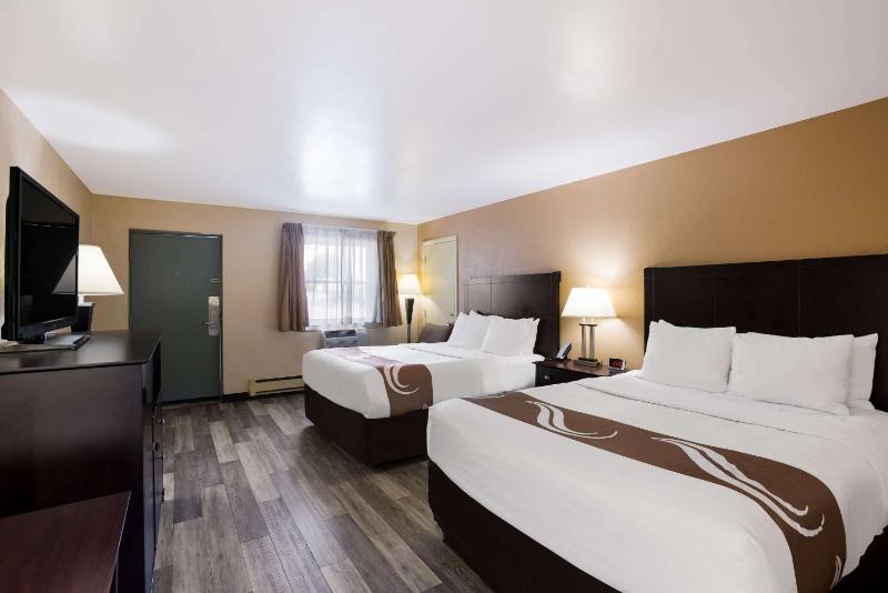 Queen Room with Two Queen Beds - Non-Smoking/Pet Friendly image 3