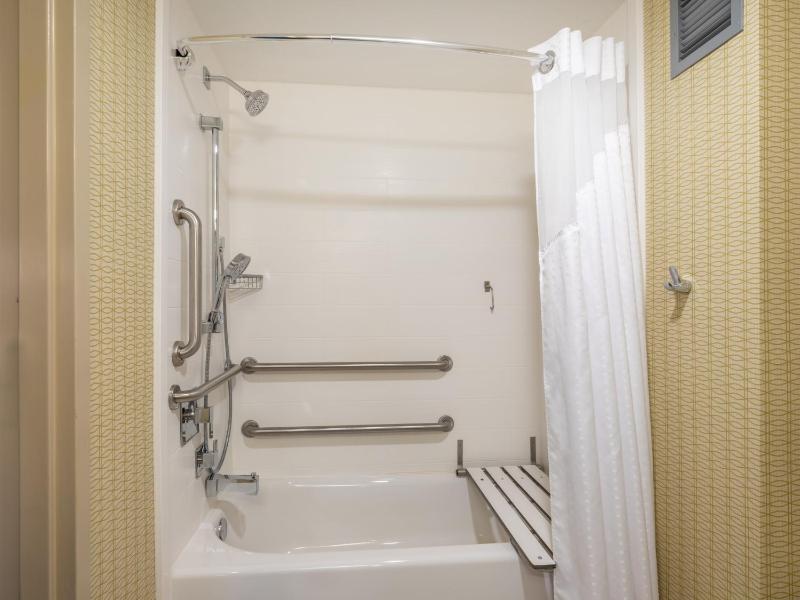 Standard Queen Room with Two Queen Beds and Mobility Accessible Tub image 1