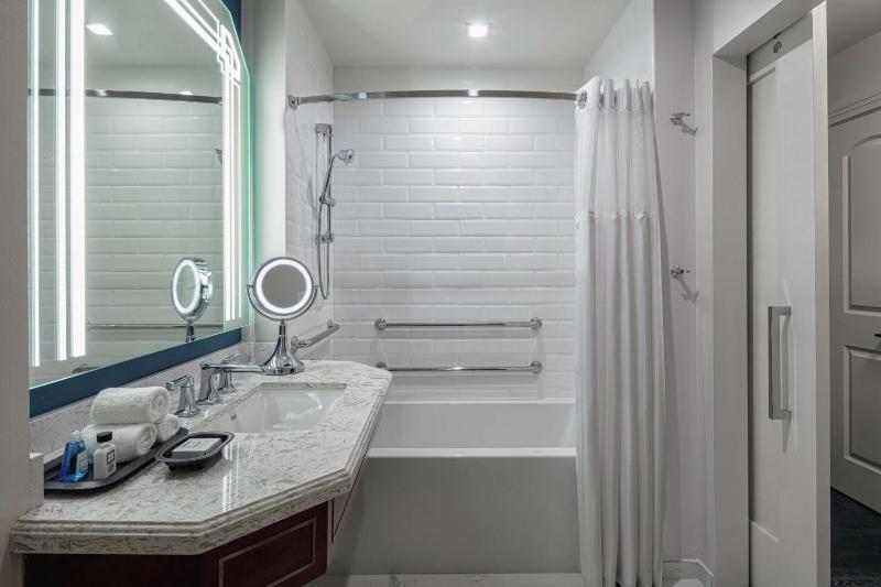 King Room with Accessible Tub - Mobility Access image 2