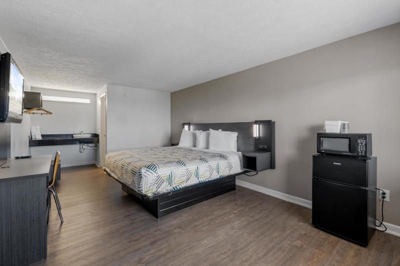 Deluxe King Room - Non-Smoking image 3
