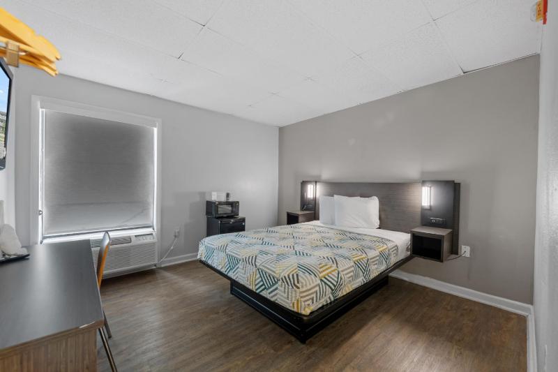 Deluxe Queen Room image 2