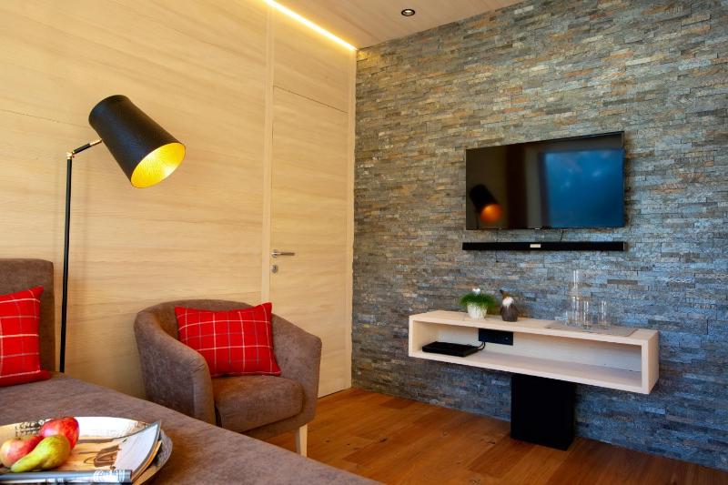 Deluxe Two-Bedroom Apartment image 2