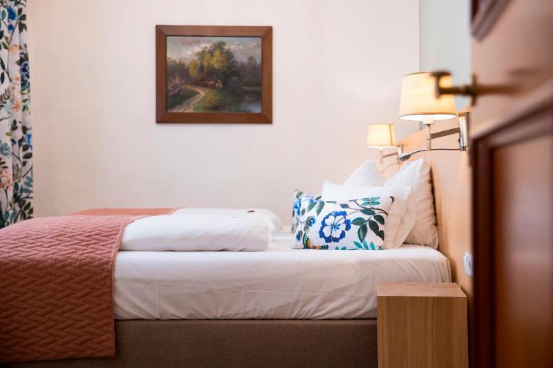 Classic Double Room image 2