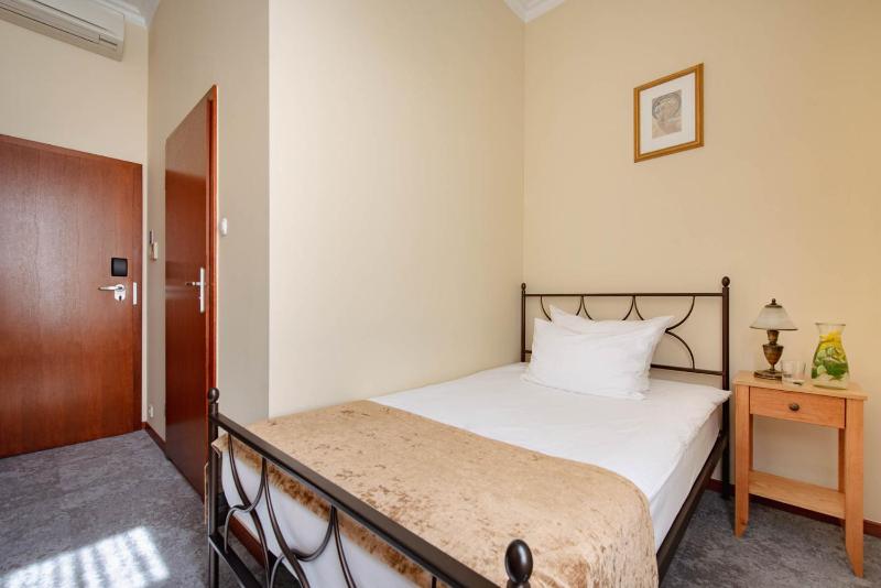 Standard Double Room image 3