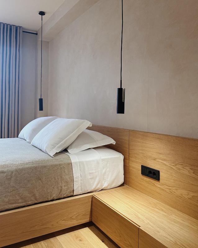 Design Suite with Indoor Hot Tub, Opposite Building image 4