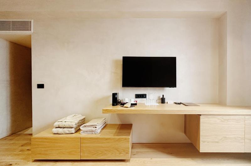 Design Suite with Indoor Hot Tub, Opposite Building image 2