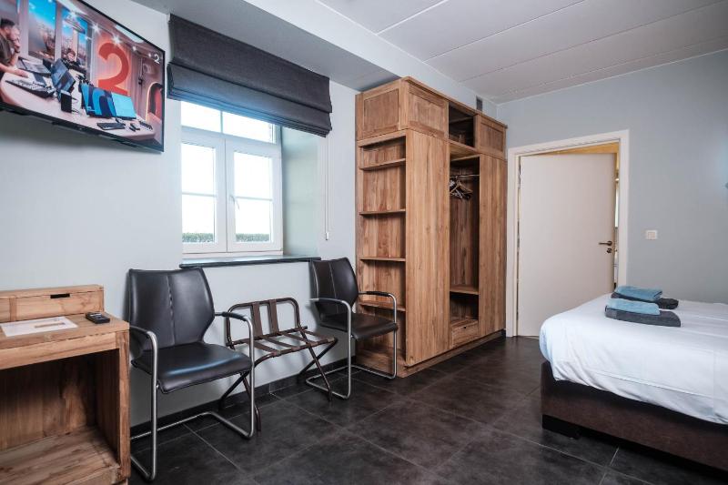 Budget Double Room image 3