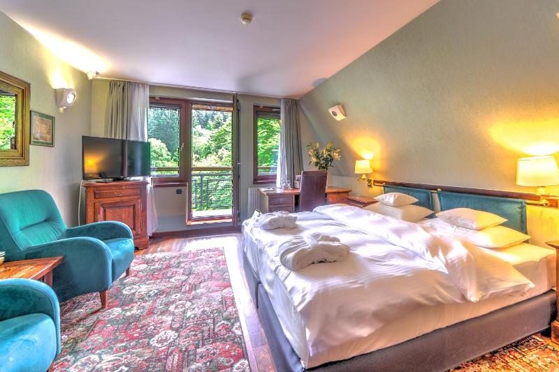 Deluxe Double Room with Balcony image 4