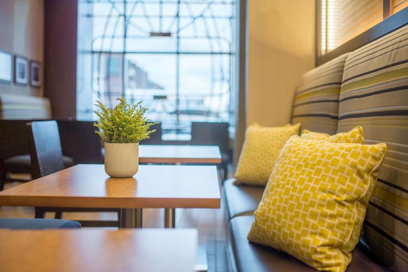 Hampton Inn & Suites Washington D.C./Navy Yard Area - image 3