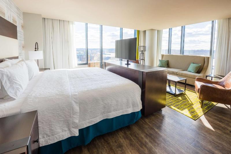 Hampton Inn & Suites Washington D.C./Navy Yard Area - image 11