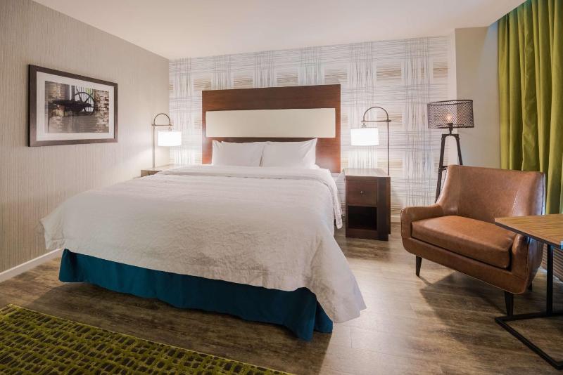 Hampton Inn & Suites Washington D.C./Navy Yard Area - image 7